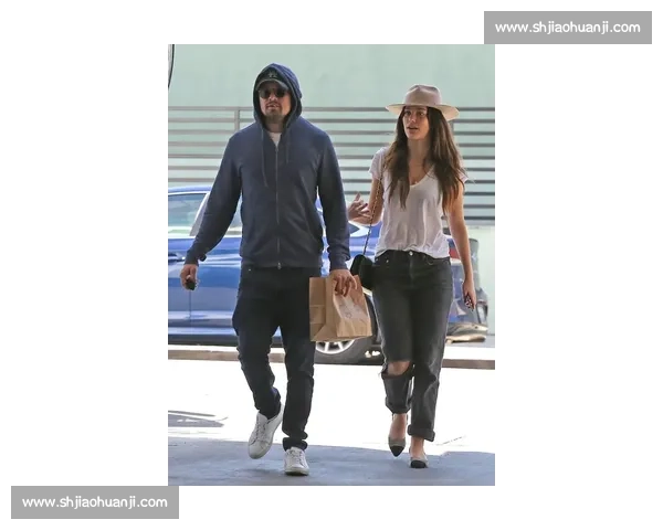 郑钦文柏林街拍:紫色网球包配 Labubu 玩偶,赛场外的个性符号 郑钦文柏林街拍:紫色网球包配 Labubu 玩偶,赛场外的个性符号